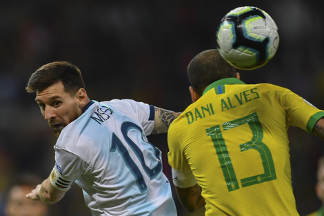 Messi y Alves durante el partido Argentina - Brasil.