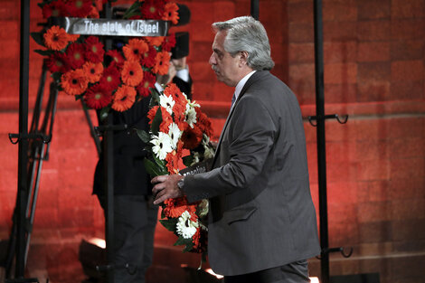 El presidente Alberto Fernández colocó una ofrenda floral por el Holocausto.