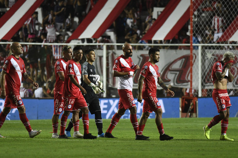 Superliga: Argentinos Juniors cayó, pero sigue en la punta