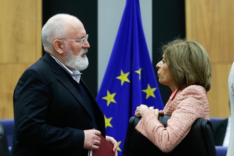 Kyriakides (derecha) dialoga con Frans Timmermans, número dos de la Comisión Europea. 