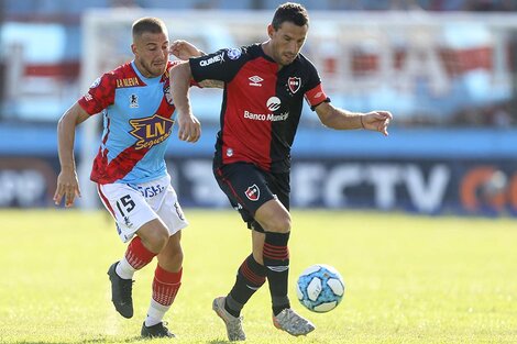 1- Maxi Rodríguez, de penal, salvó a su equipo de caer en el debut 2- Torrent, autor del gol de Arsenal, festeja (Fuente: Fotobaires)