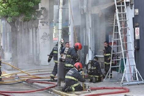 Los bomberos trabajan en la zona. 