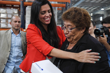 Luana Volnovich le entrega una caja a Nilda Cisnero, una paciente ostomizada.