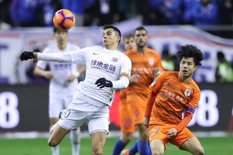 Imagen del choque entre Shanghai Shenhua y el Shandong Luneng durante la final de la Copa de China en Shanghai. 