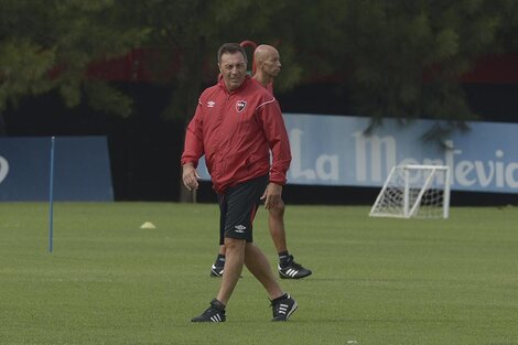 El técnico Frank Kudelka busca superar los altibajos de la lepra y hoy tendrá a Palacios en el banco. (Fuente: Sebastián Granata)