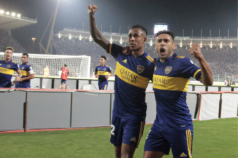 Salvio festeja con Villa, auntor del primero de Boca. (Fuente: Télam)