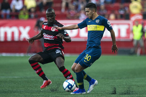 Reynoso lleva la pelota en el estadio Caliente de Tijuana.