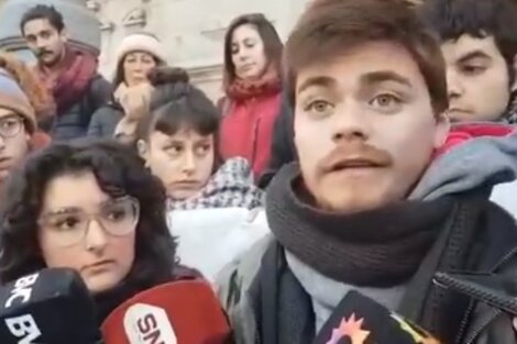 Los jóvenes detenidos en Bahía Blanca durante una protesta denunciaron que fueron golpeados por los policías, que abusaron de uno de ellos.