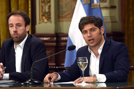 Axel Kicillof (gobernador), junto a Pablo J. López (ministro). Pagó con los fondos obtenidos en el mercado local el viernes. 