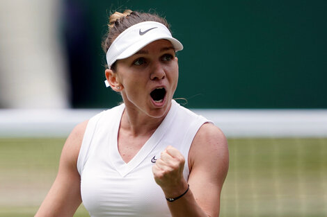 Simona Halep festeja su pase a la final en Wimbledon.