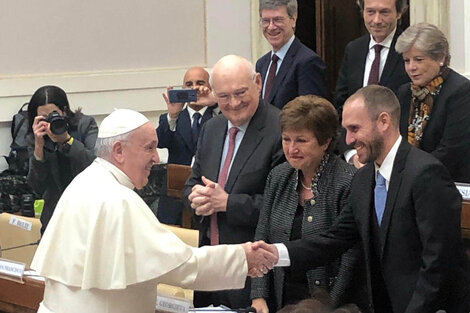 El saludo entre el Papa y Martín Guzmán en el Vaticano