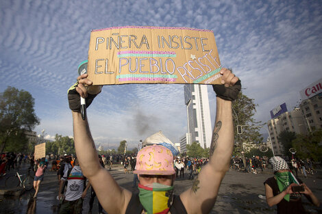 Una ex trabajadora estatal chilena denunció que fue obligada a infiltrarse en las protestas