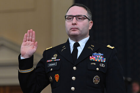 1.Vindman dijo a través de su abogado que había sido despedido por una venganza de Trump. 2. Sondland agradeció a Trump y elogió a Pompeo. (AFP)