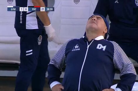 Maradona no puede creer el penal que erró Barrios. (Fuente: Captura de TV)