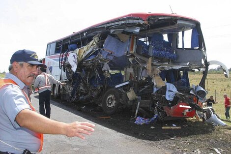 Una imagen del micro que llevaba a los alumnos del Colegio ecos, tras el accidente, el 8 de octubre de 2006. 