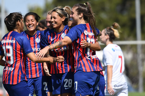 Las chicas de San Lorenzo festejan el holgado triunfo ante Huracán. (Fuente: Prensa San Lorenzo)