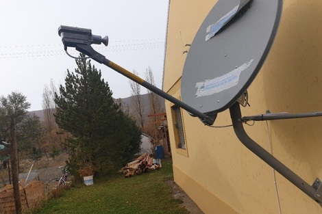 Las antenas de Hughes con las calcomanías de Arsat y presidencia tapando la marca.