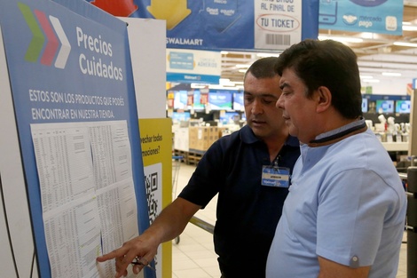 Fernando Espinosa observa la lista de Precios Cuidados