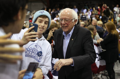 Bernie Sanders posa para la selfie con un seguidor en New Hamphire. 