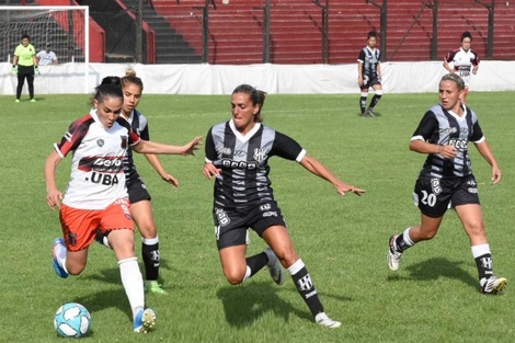 Bajo protesta, las futbolistas de Defensores de Belgrano jugaron y ganaron