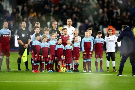 Partido entre West Ham y Tottenham, dos de los clubes que cobran por la foto.