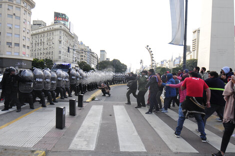 Represión policial a organizaciones sociales en el Obelisco el 9 de julio.