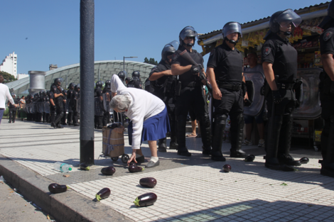 El fotógrafo que tomó la imagen fue detenido y golpeado por la policía.