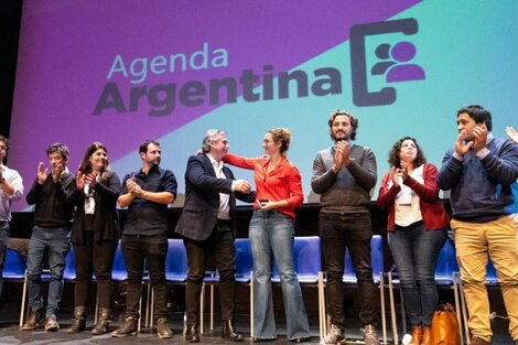 El Presidente Fernández hizo el prólogo el libro que llega a Rosario.