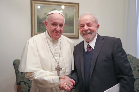 El papa y Lula se dan la ma no durante la visita al Vaticano del ex presidente de Brasil.