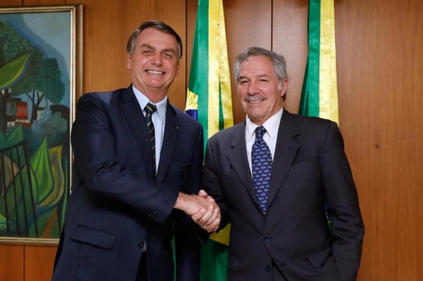 El presidente de Brasil, Jair Bolsonaro, junto al canciller argentino, Felipe Solá.