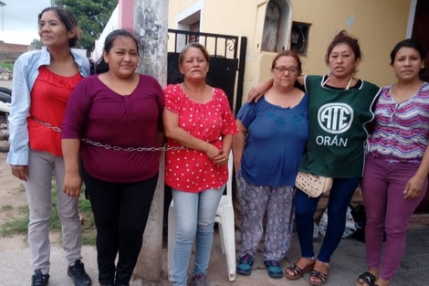 Mujeres se encadenaron por la restitución de puestos de trabajo