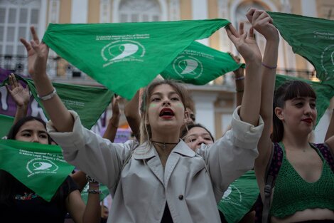 Pañuelazo por el aborto legal con críticas al gobierno