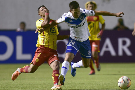 Vélez clasificó en el quinto minuto de descuento