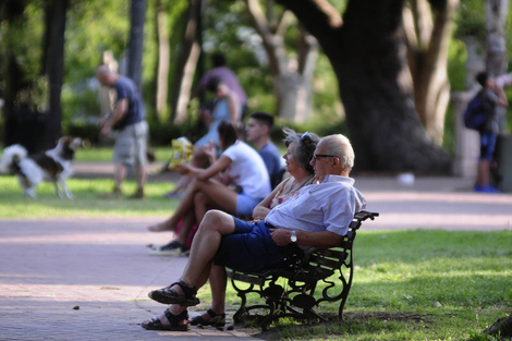 La ley actual prevé que las mujeres se jubilen a los 60 años y los hombres a los 65.