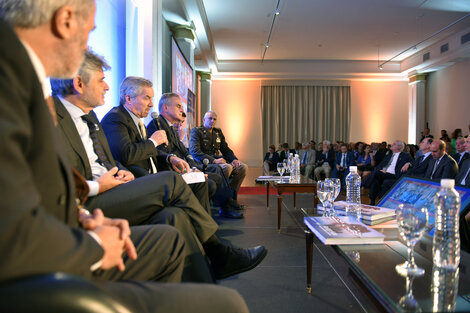 Daniel Flmus, Felipe Solá y Agustín Rossi en el acto en el Palacio San Martín.