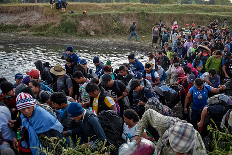 Migrantes guatemaltecos cruzan México en caravanas camino a Estados Unidos.