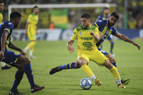 1) La defensa canaya fue superada en muchos pasajes de juego. 2) El partido recién iniciaba pero el dominio de Defensa era marcado (Fuente: Foto Baires)