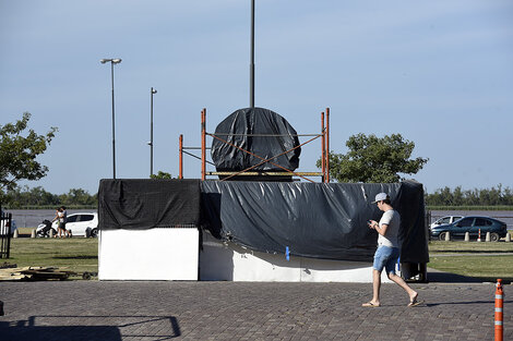 La escultura de acero templado hecha en Tandanor ya está emplazada frente al Monumento.