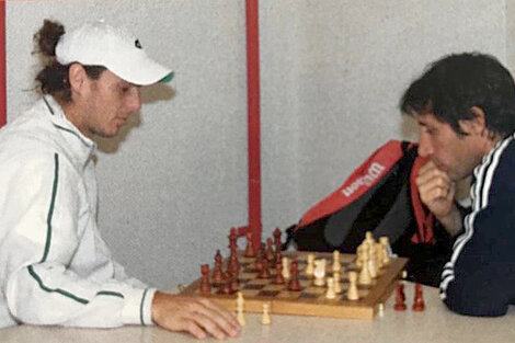 Pablo Pécora junto a Gastón Gaudio, en una partida de ajedrez.