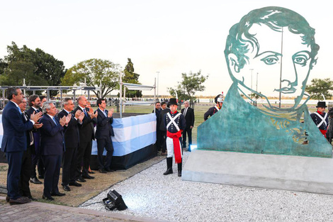 La presentación del homenaje a Belgrano, emplazado de cara al río.