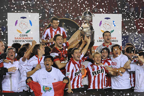 El festejo del pincha en el Mineirao.