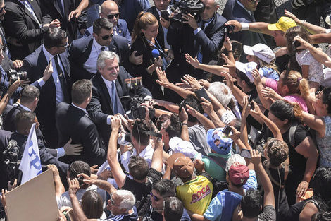 El Congreso desde afuera: Emoción, ansiedad y esperanza entre los que acompañaron a Fernández 