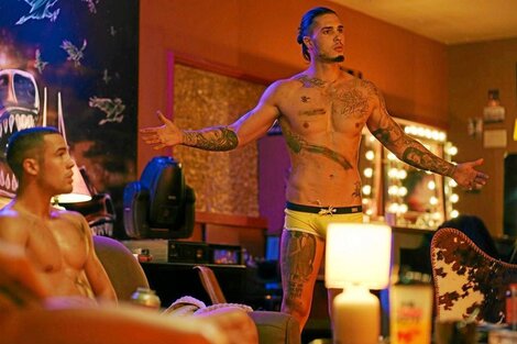 En la serie española Toy Boy, que ya subió Netflix, los jóvenes strippers se meten en bardo, con denuncia de asesinato y todo.