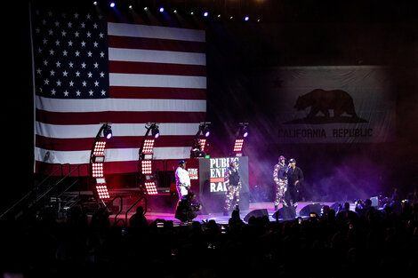 Public Enemy Radio toca en un acto de campaña de Sanders en Los Angeles.