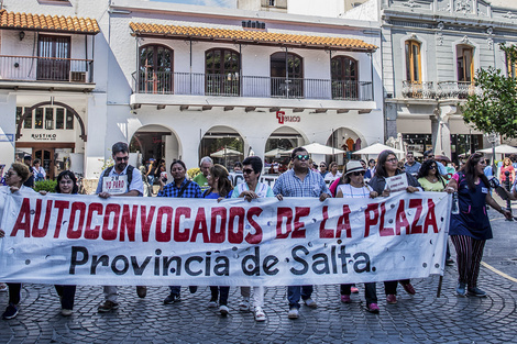 Docentes autoconvocados: acampe y paro por tiempo indeterminado 