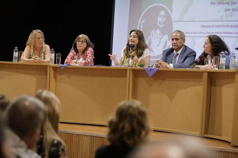 Claudia Ormachea y Estela Díaz al centro, en la primera jornada de capacitación en  géneros y contra las violencias. (Fuente: Facundo Peña)