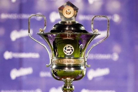 El trofeo de campeón esperará a su nuevo dueño en la Bombonera.