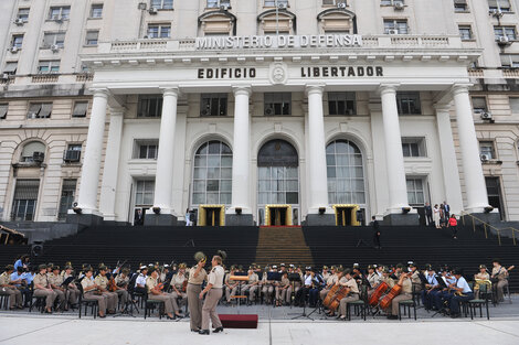 El Ministerio de Defensa se comprometió a incorporar "toda la fuerza del movimiento de mujeres” 