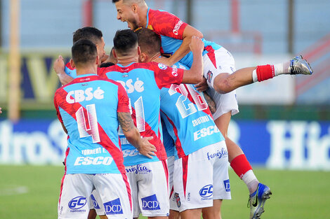 Superliga: Arsenal goleó a Aldosivi, que camina por la cornisa