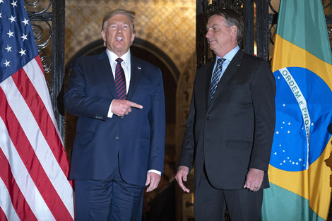 Trump señala a Bolsonaro durante una cena la casa del estadounidense en Palm Beach.